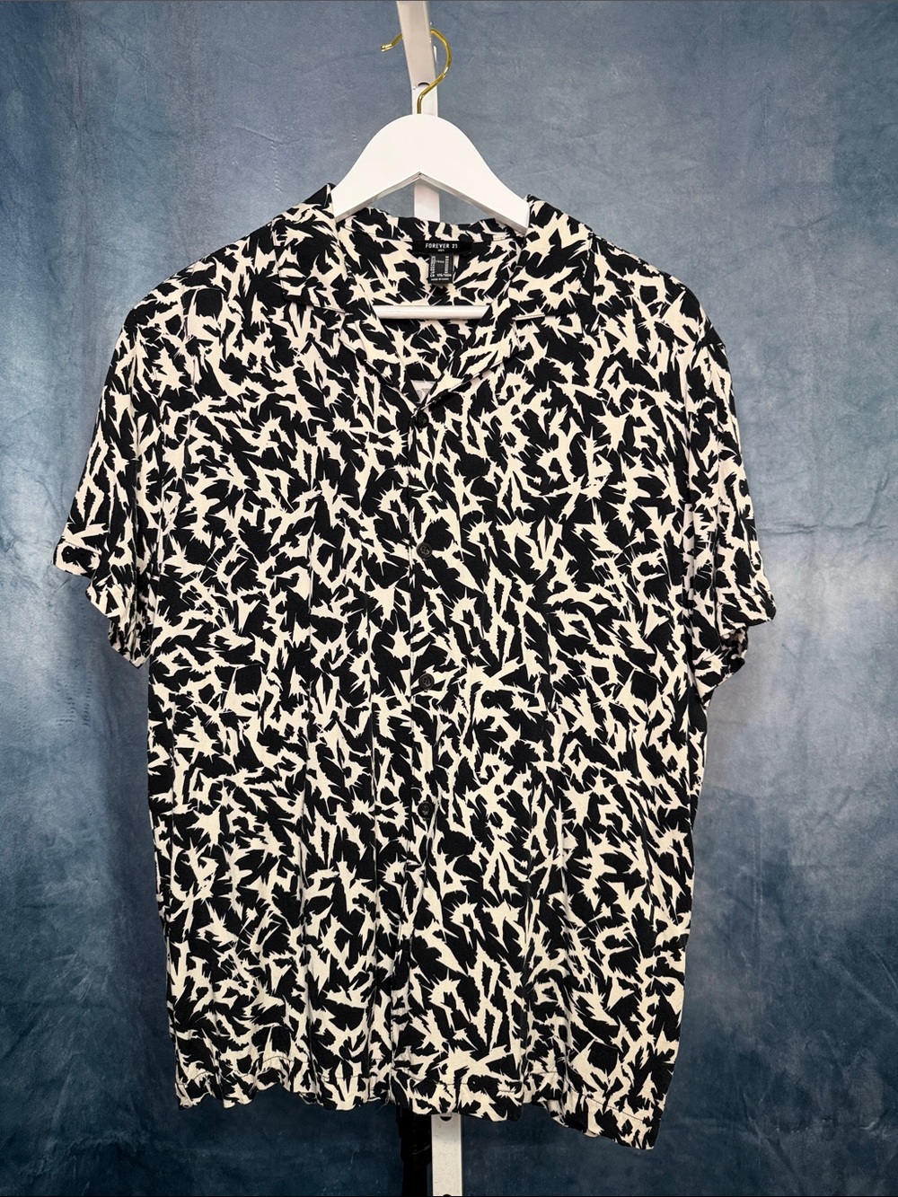 Forever 21 Black and White Abstract Print Short-Sleeve Shirt Size M